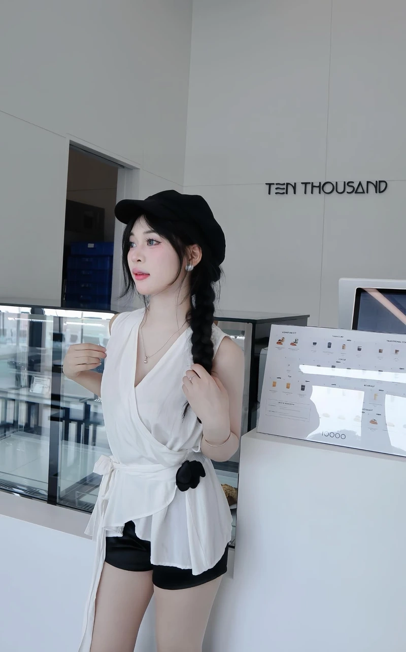 Gái xinh tóc dài đeo kính hot tạo sự thu hút mạnh mẽ và cuốn hút