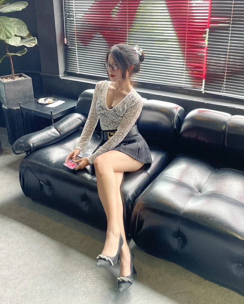 Gái xinh Việt Nam tắm biển mùa hè tạo cảm giác tự do và tươi mới