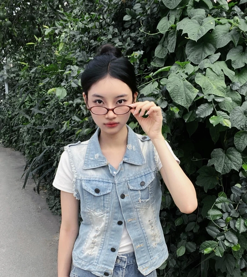 Hình ảnh gái xinh Việt Nam chụp ảnh trên biển mang đến sự thanh thoát