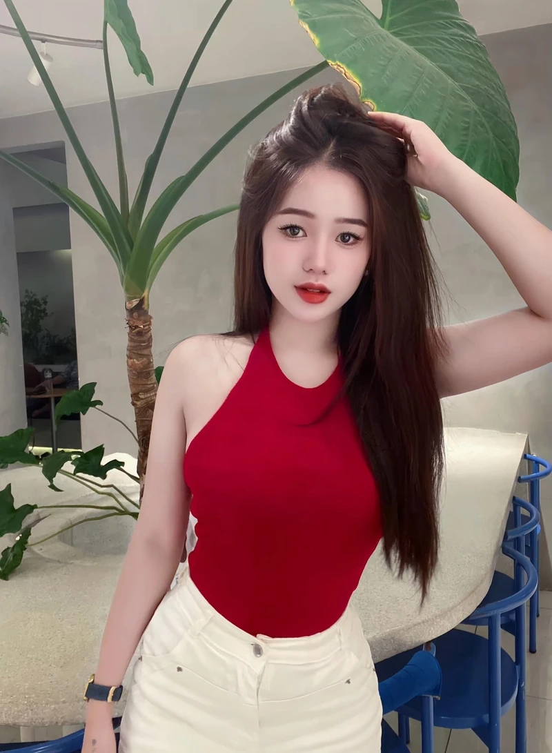 Gái xinh Việt Nam với áo khoác thời trang toát lên vẻ cuốn hút