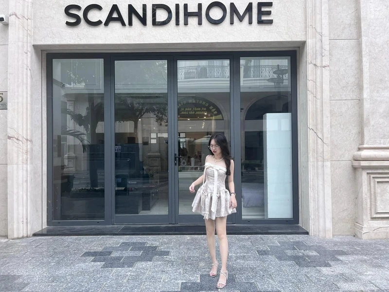 Gái xinh mặc váy sexy gây sự chú ý với thân hình chuẩn và quyến rũ