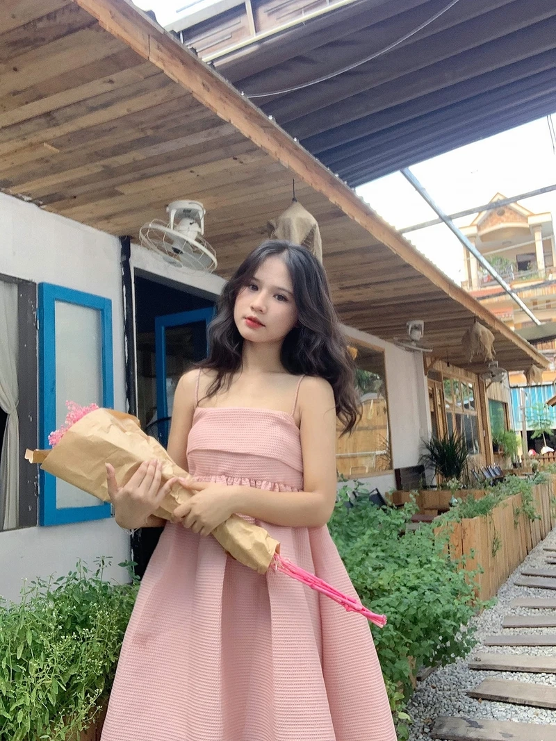 Gái xinh 2k7 livestream thu hút sự chú ý với vẻ tự tin và quyến rũ
