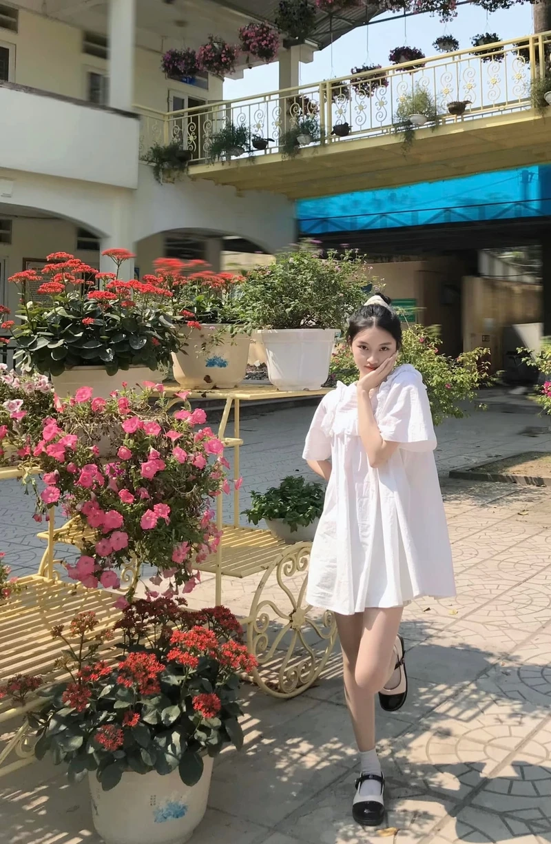 Gái xinh 2k7 dễ thương tạo ấn tượng mạnh mẽ với nét ngọt ngào và tươi mới