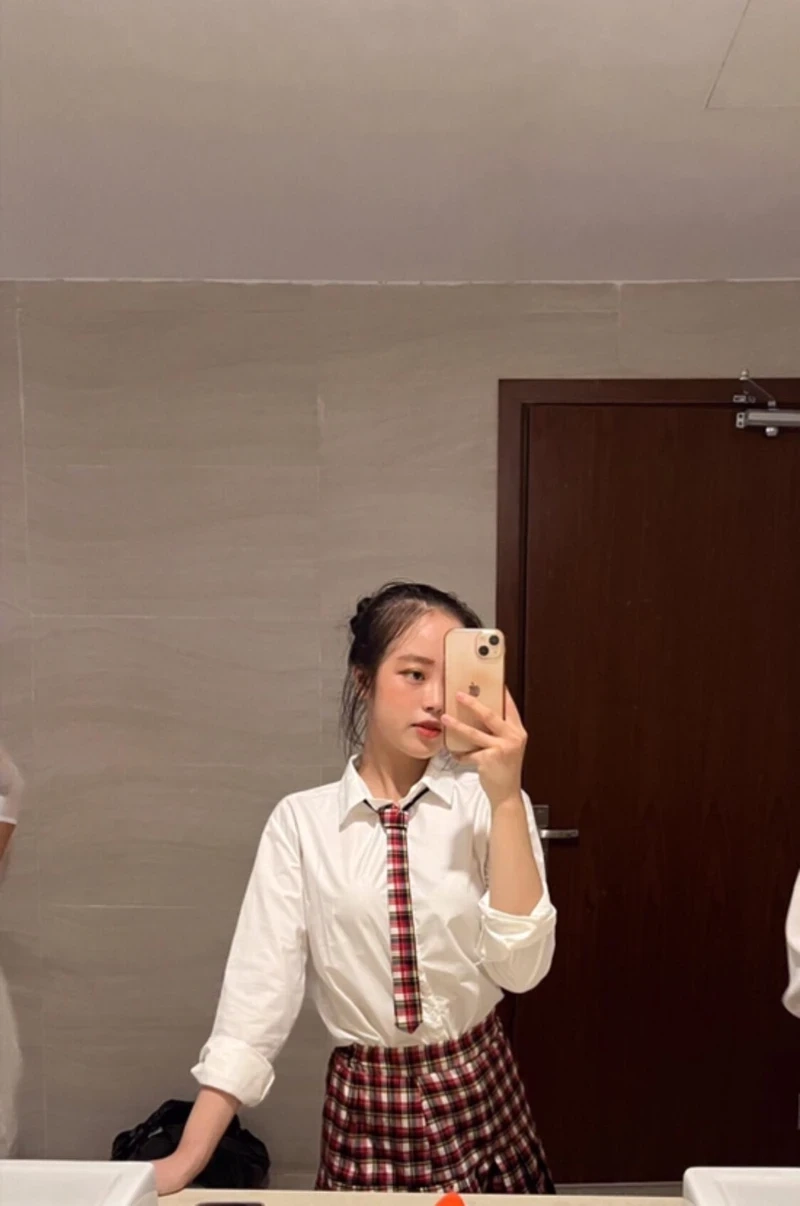 Avatar cô gái cầm điện thoại tạo ấn tượng mạnh mẽ với nét hiện đại và thu hút