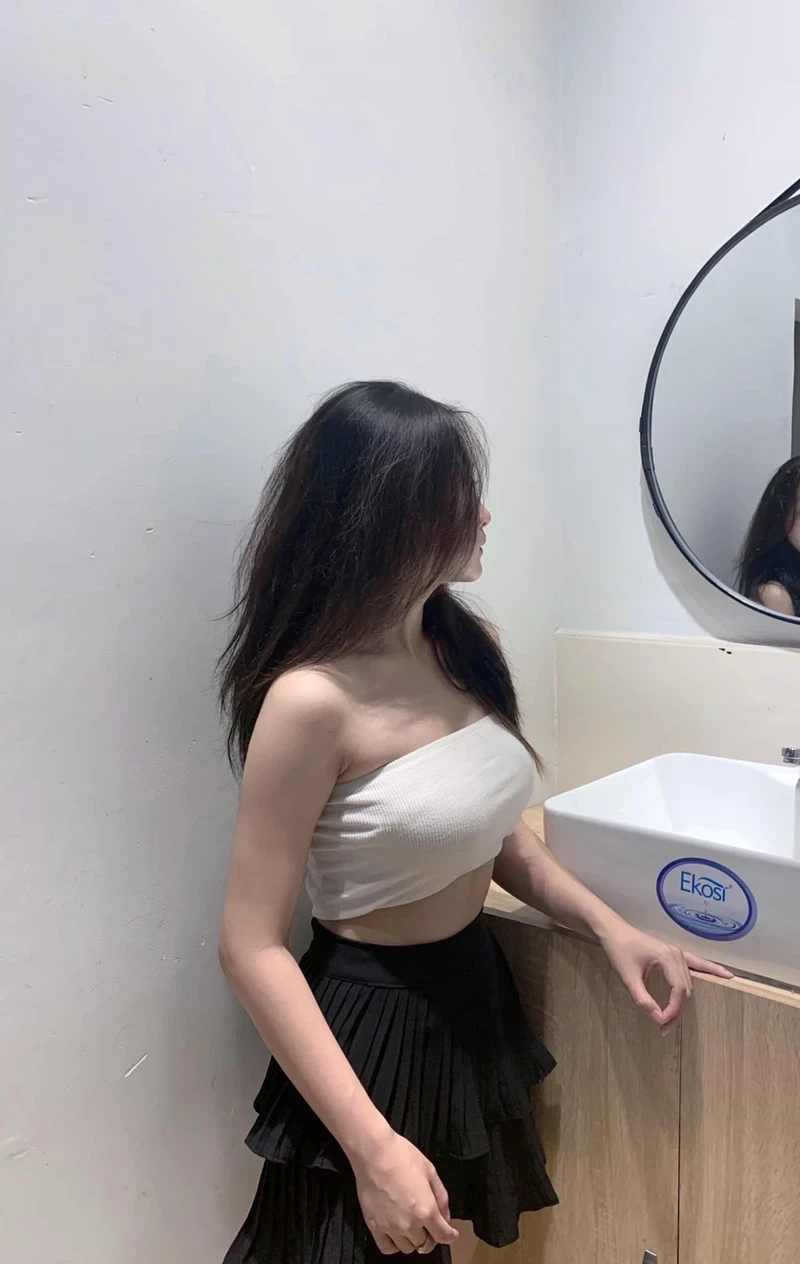 Hình ảnh gái xinh lớp 10 tỏa sáng với sự tự tin và thu hút