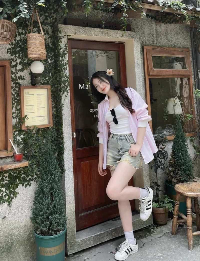 Gái xinh 2k8 tóc dài thể hiện vẻ đẹp dịu dàng và cuốn hút mọi ánh nhìn