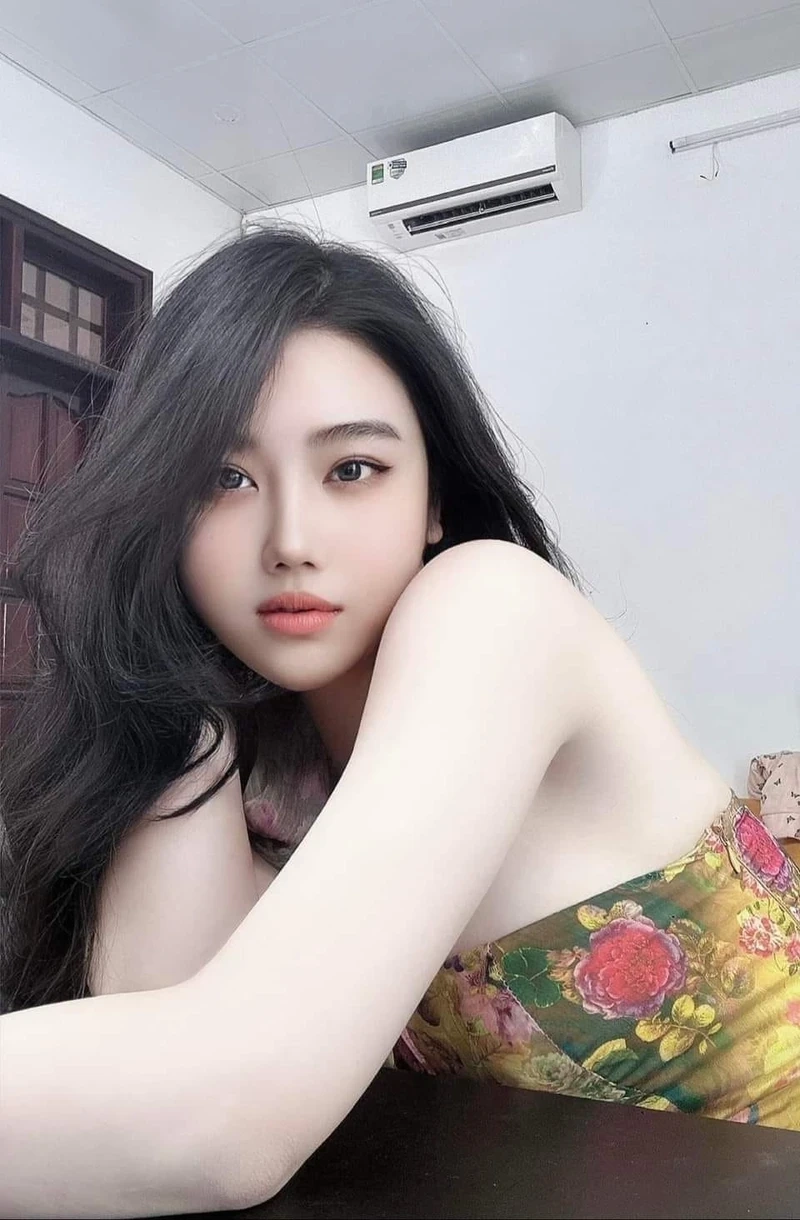 Gái xinh mặc áo yếm thu hút ánh nhìn với vẻ đẹp tự nhiên, quyến rũ