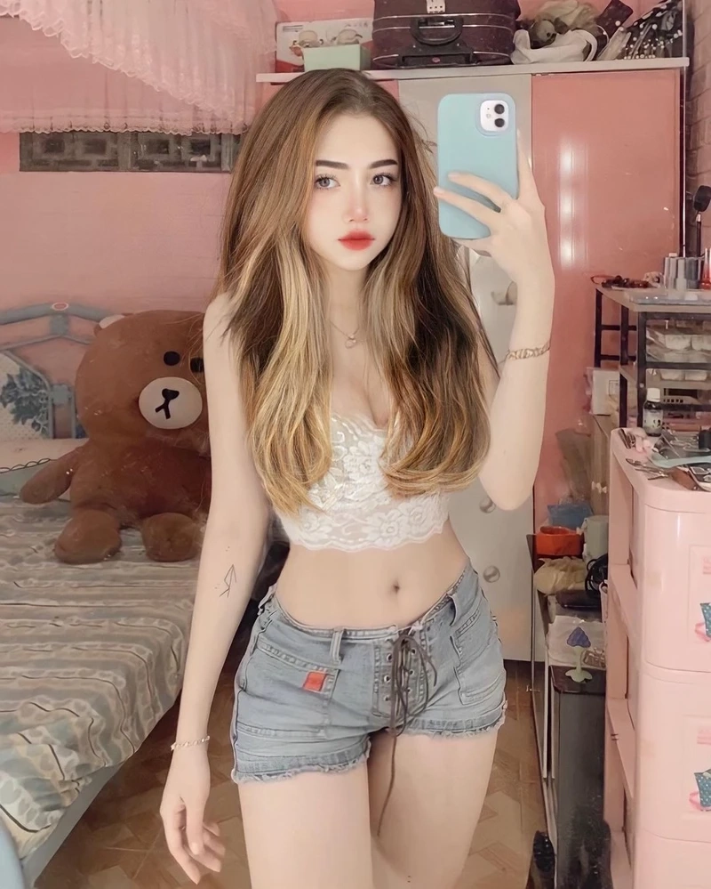 Con gái cute ảnh gái xinh tóc ngắn đeo kính thể hiện vẻ thông minh