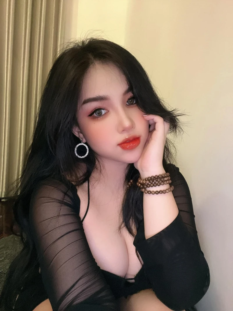 Hình ảnh con gái đau khổ vì tình yêu, biểu lộ nỗi buồn sâu thẳm