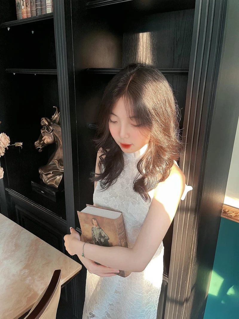Hình ảnh con gái nhớ người yêu, thể hiện sự khao khát và nhớ nhung