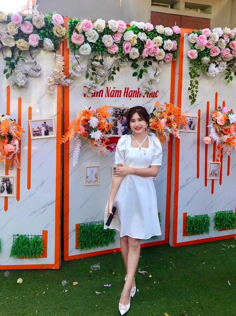  Hình ảnh con gái chờ đợi trong vô vọng, toát lên nỗi cô đơn và mong đợi