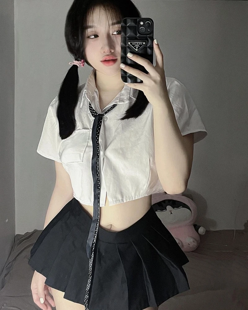 Hình ảnh anime cô gái và bầu trời sao, tạo nên cảm giác rộng lớn và mơ mộng
