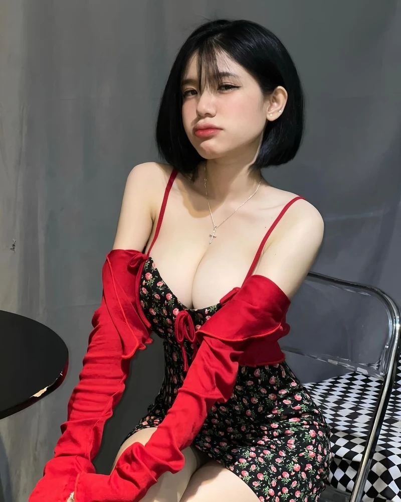 Hình ảnh con gái lặng lẽ yêu, mang đến cảm giác dịu dàng và cảm động