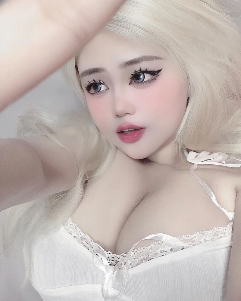 Hình ảnh anime cô gái dưới mưa, tạo cảm giác u sầu và đầy cảm xúc