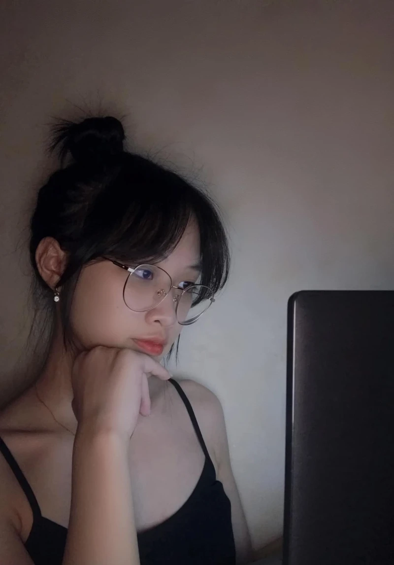 Gái cười xinh, tỏa sáng với nụ cười quyến rũ
