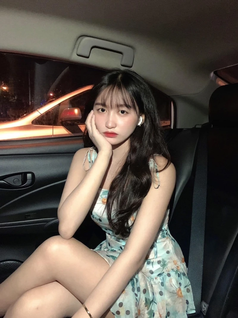 Gái xinh cười duyên, nổi bật với nụ cười tự nhiên