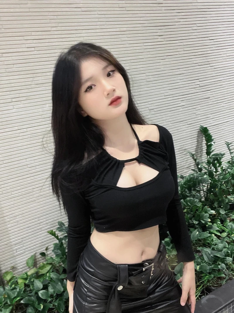 Gái xinh mặc áo croptop, tạo phong cách cá tính và nổi bật