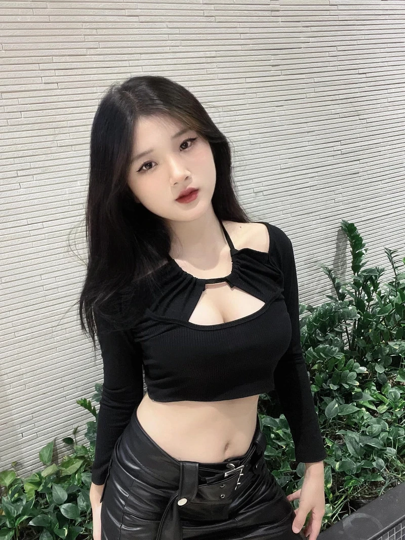 Gái xinh mặc áo hai dây, tôn lên vẻ đẹp gợi cảm tự nhiên