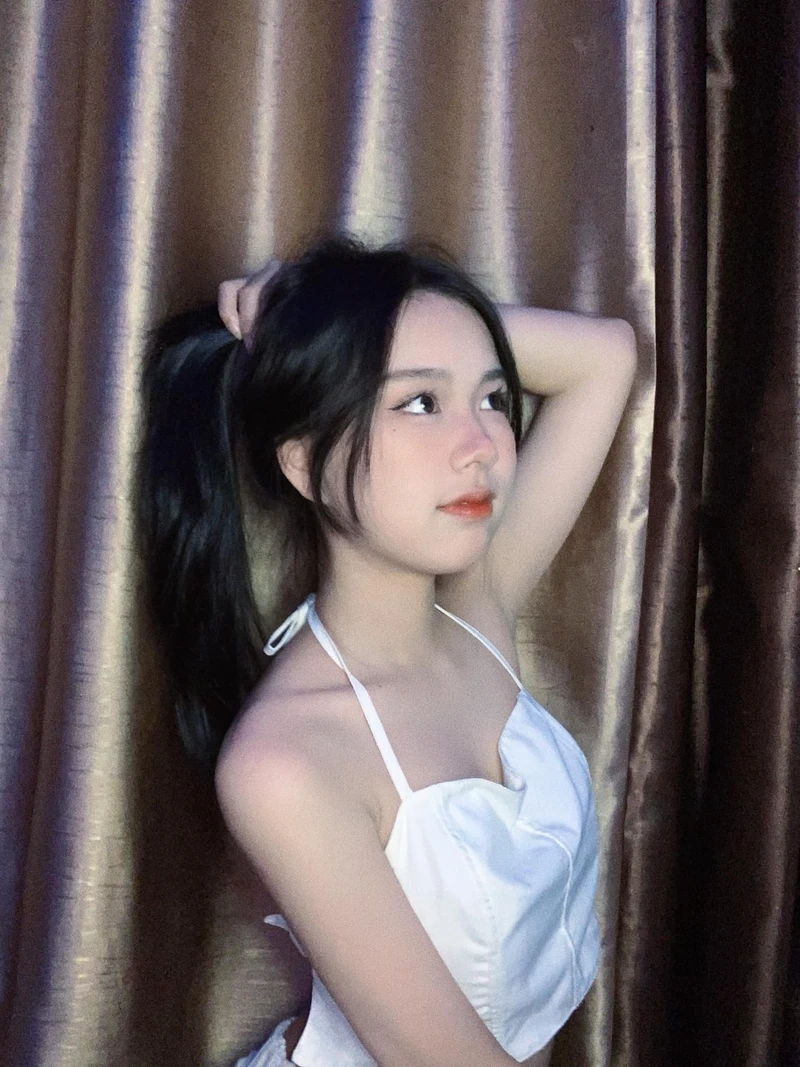 Hình ảnh gái xinh Việt Nam chụp ảnh trên biển được nhiều người yêu thích