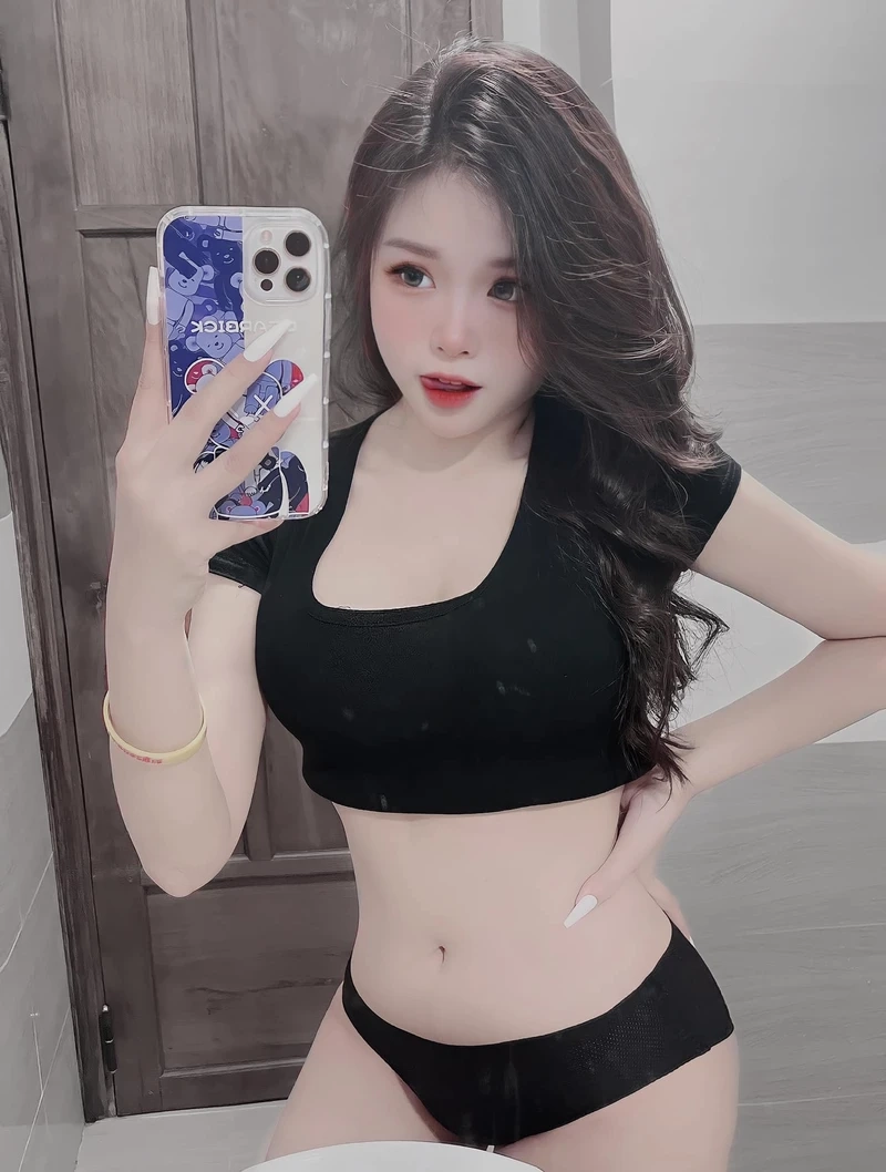 Hot girl làm mẫu ảnh mang đến sự trẻ trung và duyên dáng