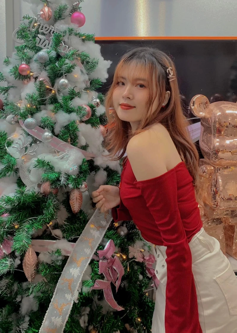 Mẫu nữ chụp ảnh nghệ thuật với sự kết hợp giữa cá tính và sáng tạo