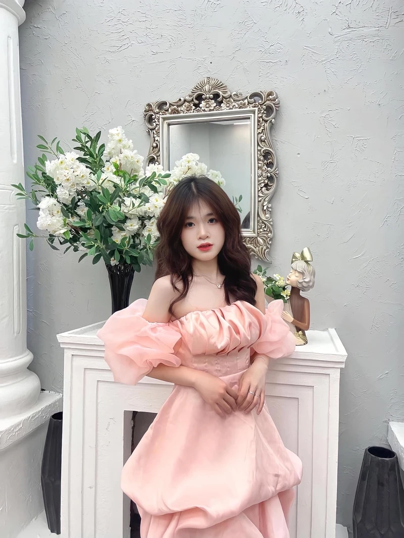 Mẫu ảnh nữ nổi tiếng với thần thái chuyên nghiệp và tự nhiên