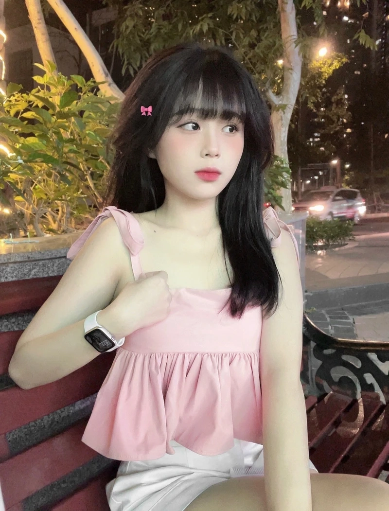 Ảnh gái xinh chụp dáng với vẻ đẹp thanh thoát và tự nhiên