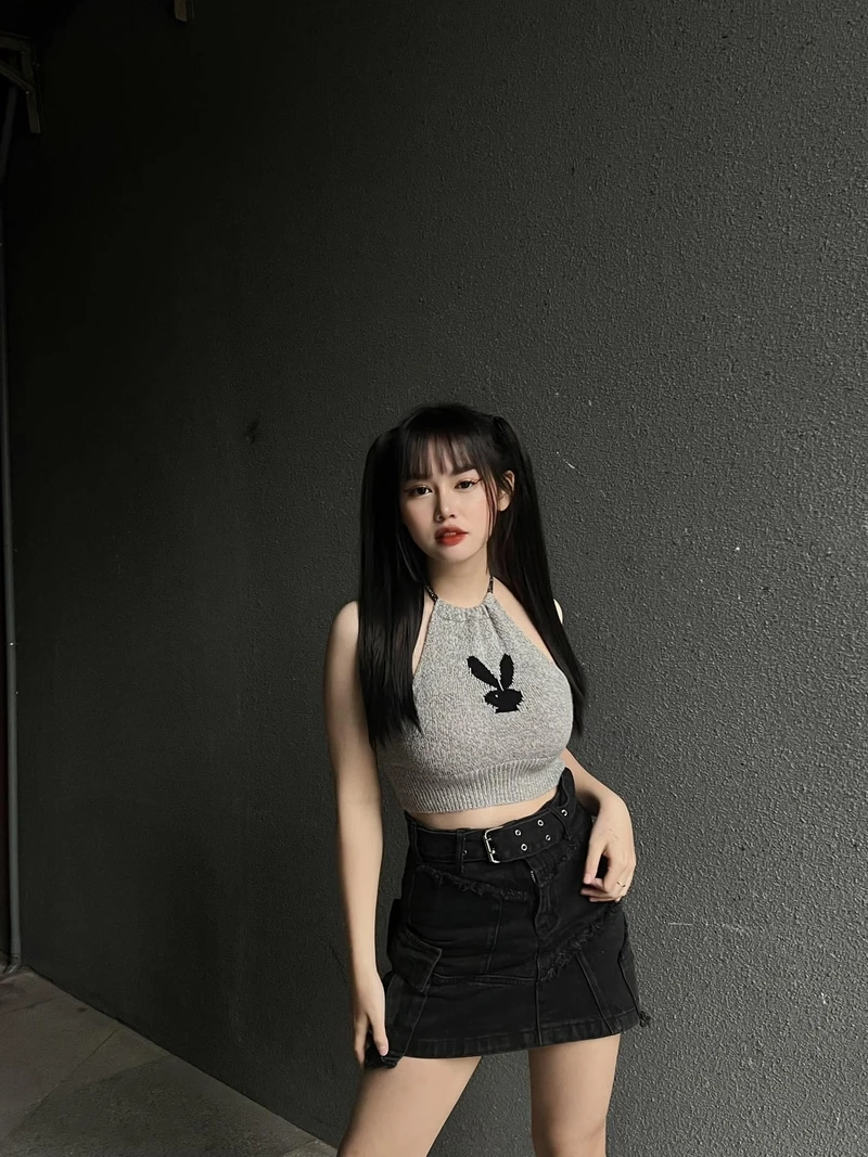Gái xinh chụp ảnh che mặt tạo sự tò mò và cuốn hút ánh nhìn