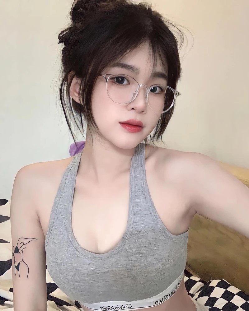 Hình ảnh gái xinh vú to với phong thái tự nhiên và nổi bật