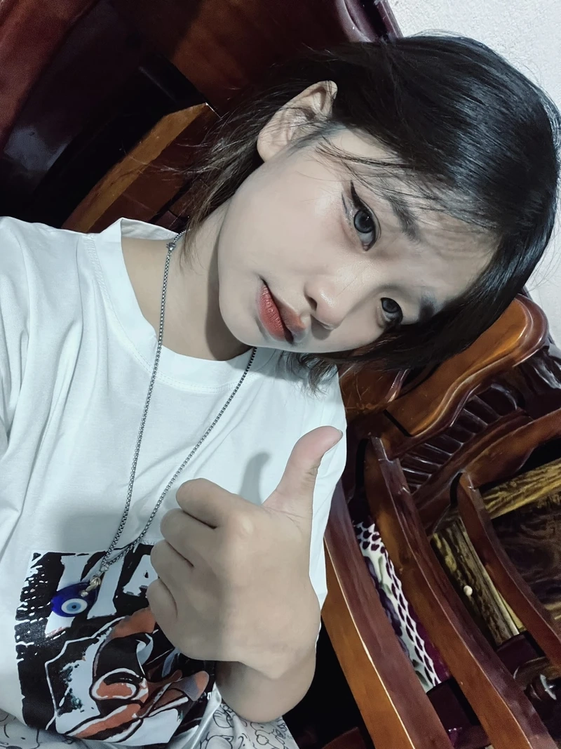 Ngắm gái xinh mặc váy ngắn với vẻ đẹp tự nhiên và cuốn hút