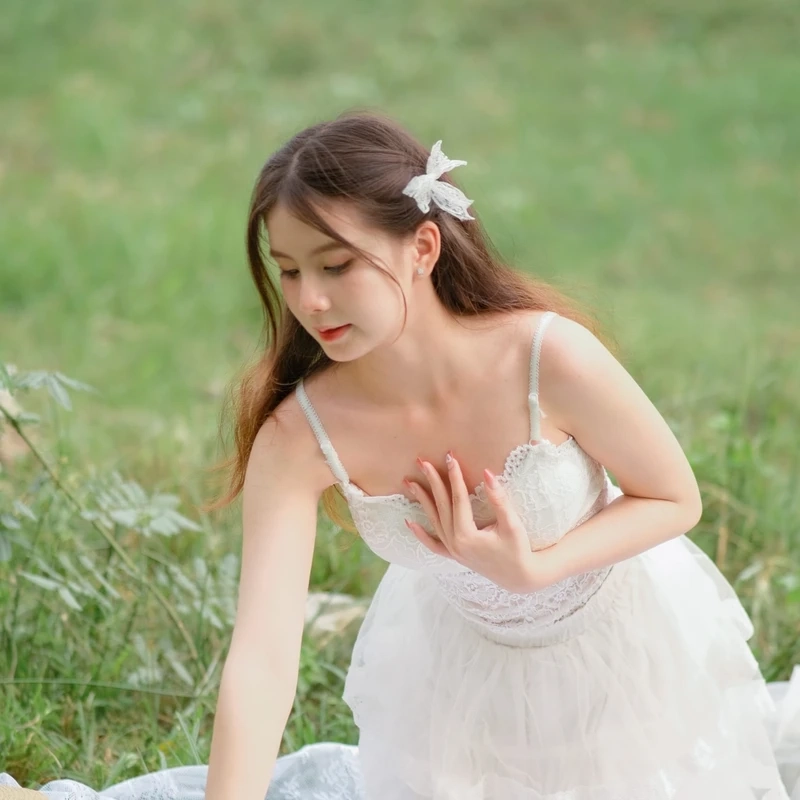 Gái xinh mặc váy trắng ngắn với nét đẹp thanh thoát và rạng rỡ