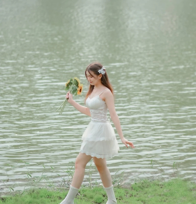 Gái xinh 2k10 với vẻ đẹp trẻ trung và phong thái tự nhiên