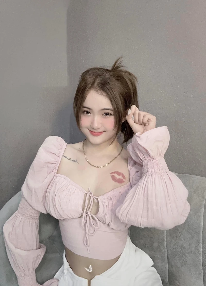 Gái đẹp chụp hình che mặt tạo cảm giác bí ẩn và quyến rũ