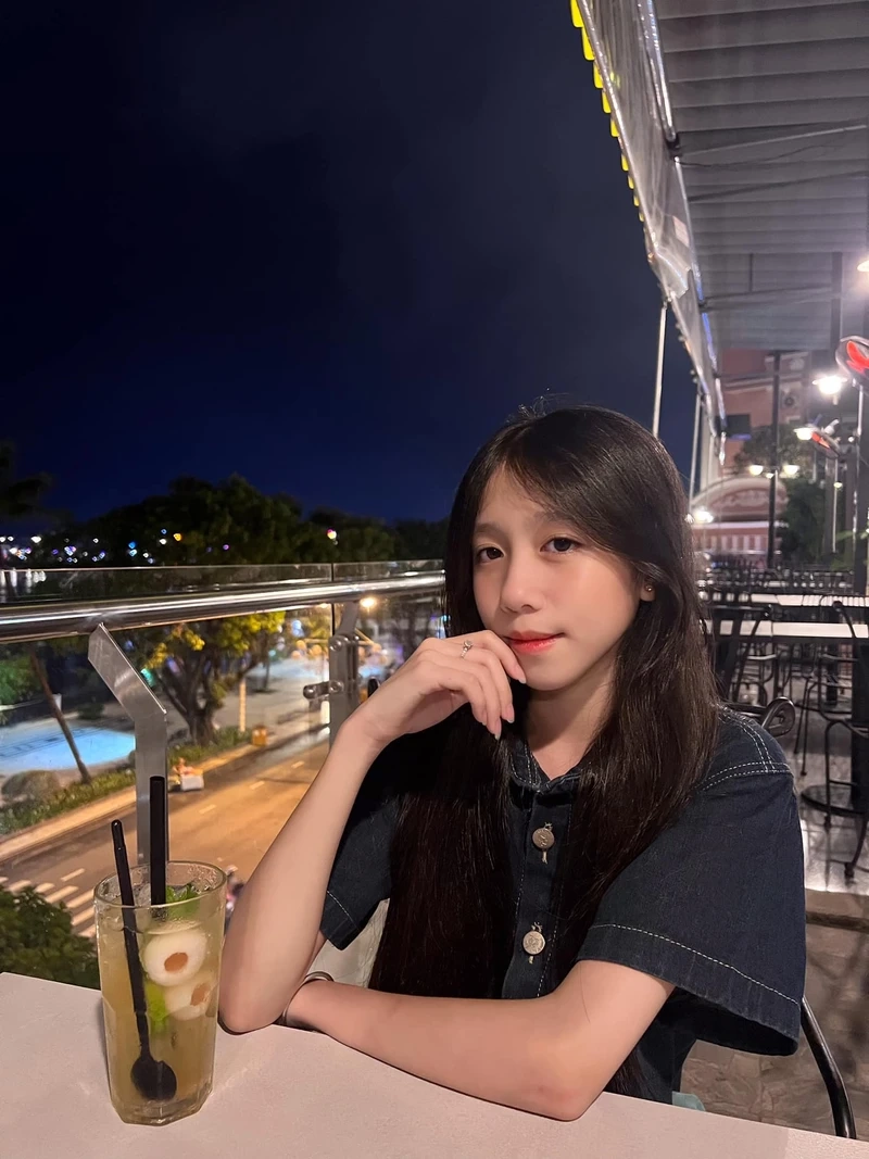 Ảnh gái 2k11 che mặt với ánh nhìn nhẹ nhàng và thu hút