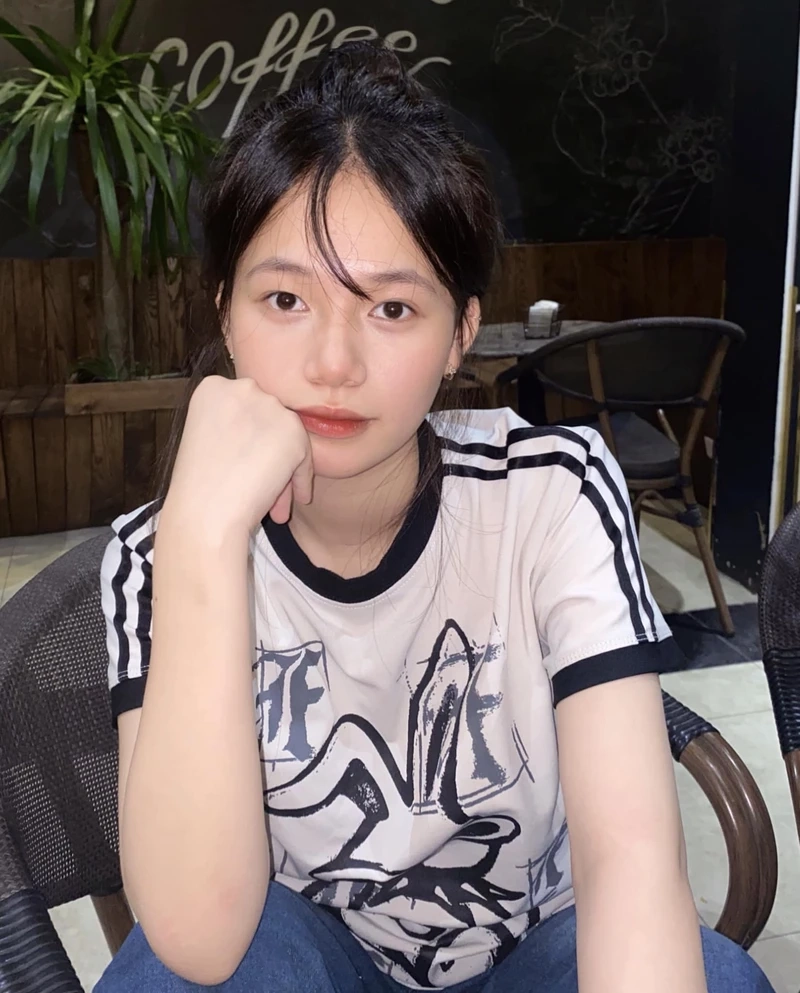 Ảnh gái xinh chụp ảnh với ánh nhìn rạng ngời đầy sức sống