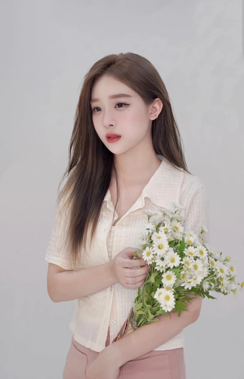 Gái xinh mặc váy ngắn tiktok với hình ảnh trẻ trung đầy sức sống
