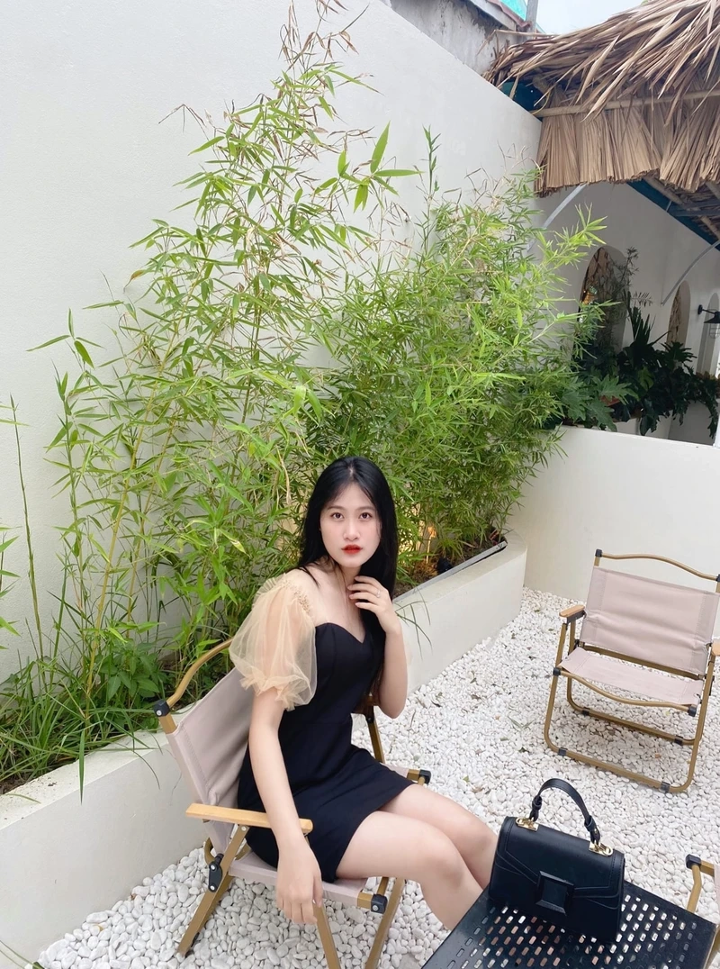 Tiktok gái xinh váy ngắn ghi lại những khoảnh khắc tươi tắn