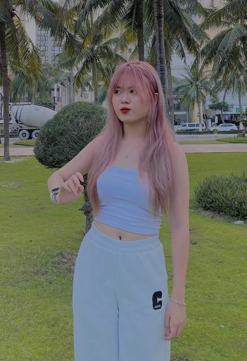 Gái xinh tiktok đi biển mặc bikini với vẻ đẹp rạng rỡ