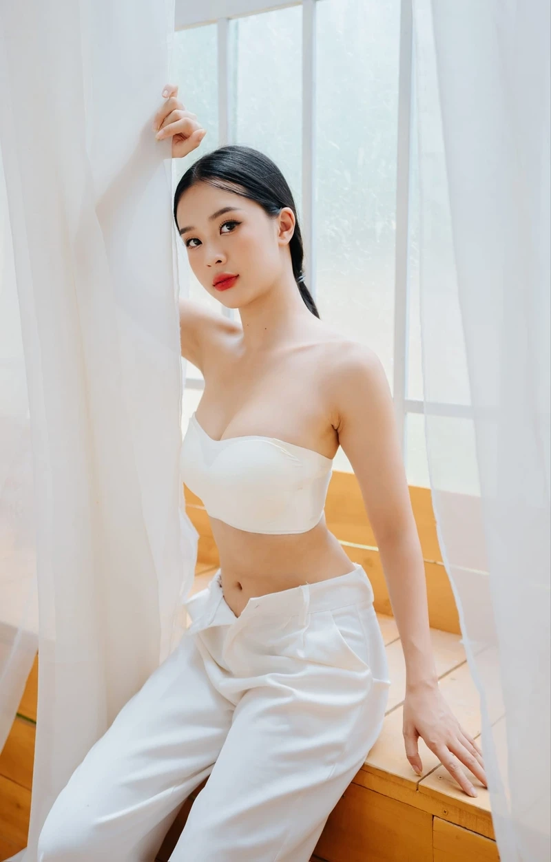 Ảnh gái 2k9 che mặt với vẻ đẹp trẻ trung và bí ẩn