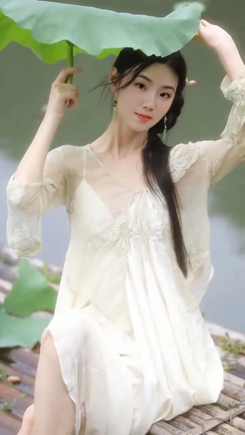 Tiktok gai mac bikini với ánh nhìn tươi trẻ và thần thái tự tin