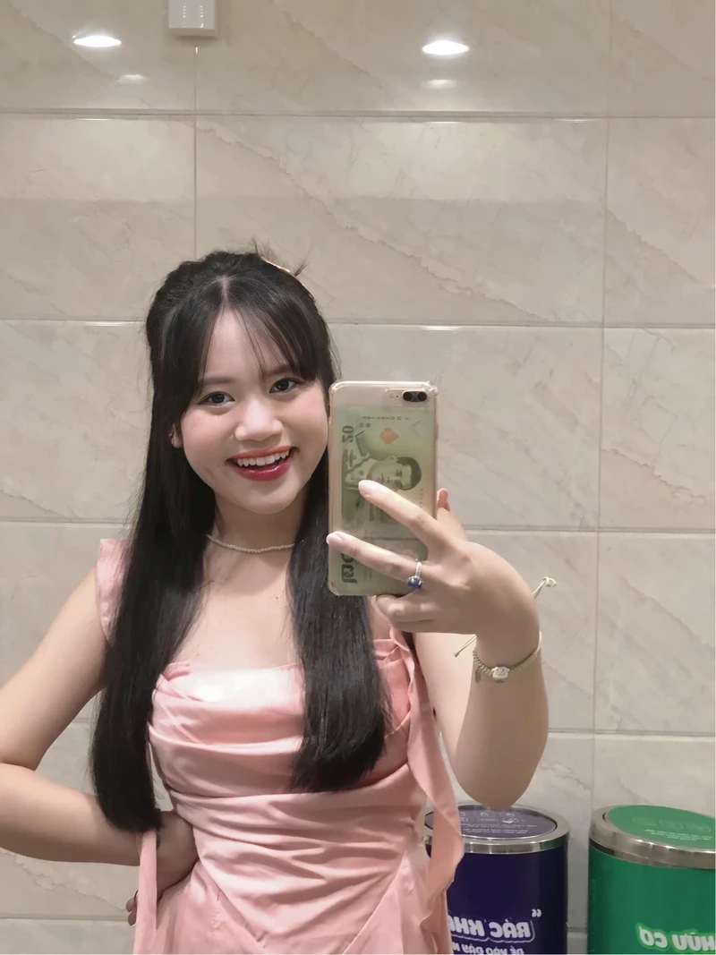 Ảnh mạng chụp dáng che mặt làm nổi bật thần thái nhẹ nhàng