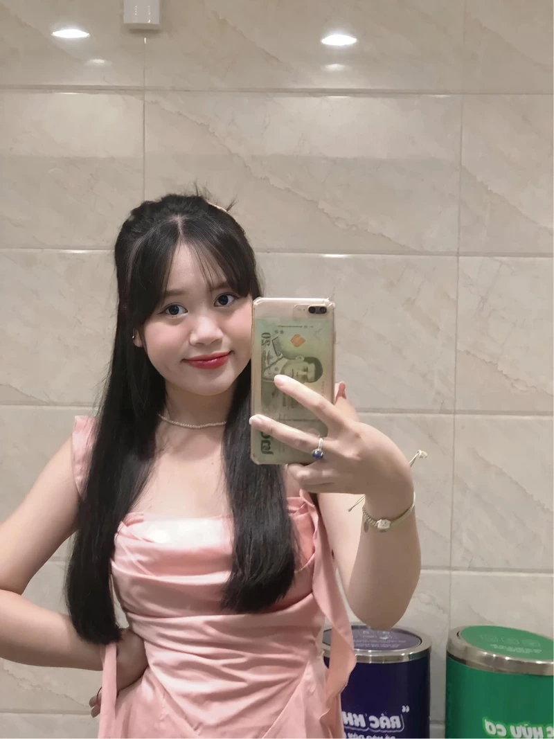 Ảnh mạng gái xinh chụp trước gương với vẻ đẹp tự nhiên