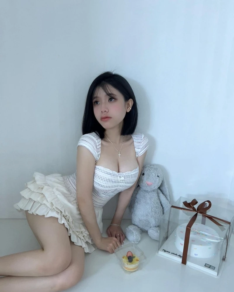 Hình nền gái quê bên đồng lúa, tạo cảm giác thanh bình và yên ả