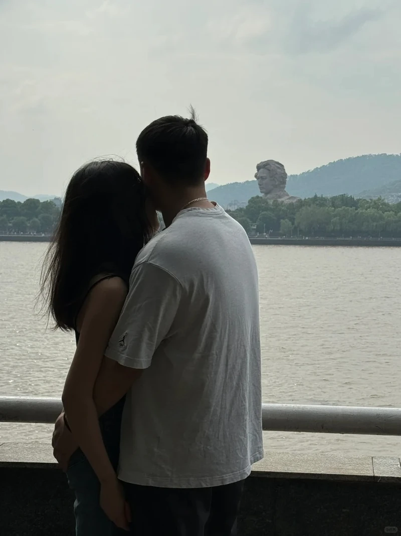 Hình nền cặp đôi ôm nhau, thể hiện sự ấm áp và gắn bó trong tình yêu