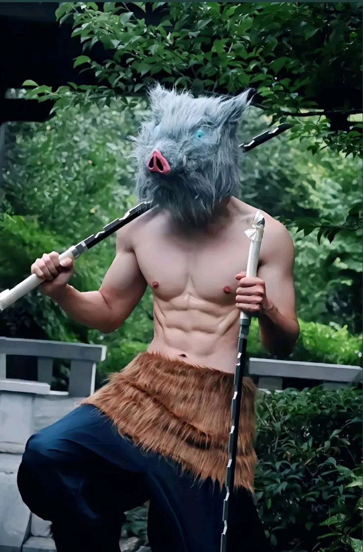Cosplay Inosuke chân thực với tạo hình hoang dã
