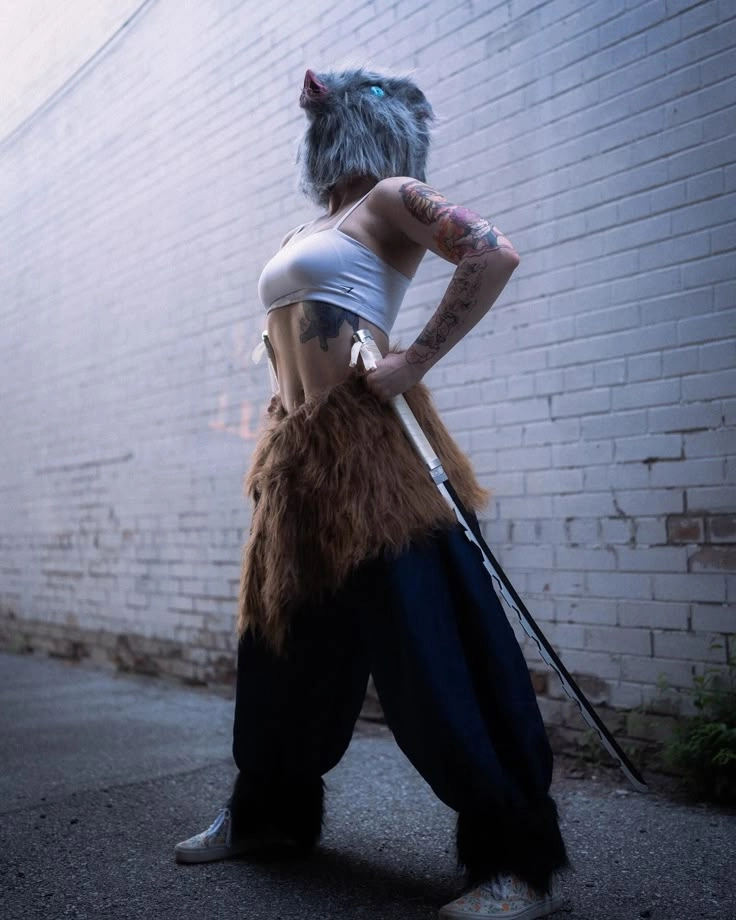 Inosuke head cosplay với chiếc đầu lợn hoang dã