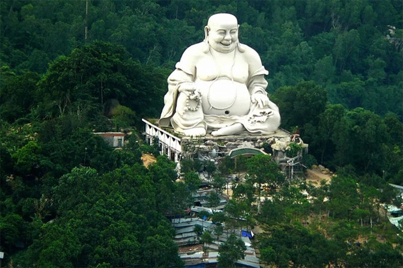Hình ảnh tượng Phật Di Lặc thiêng liêng và trang nghiêm