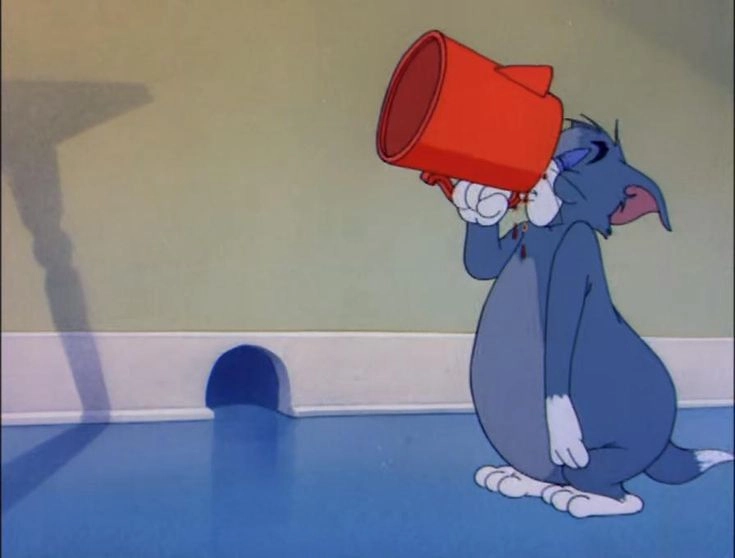 Meme mèo Tom buồn ngủ với đôi mắt lim dim
