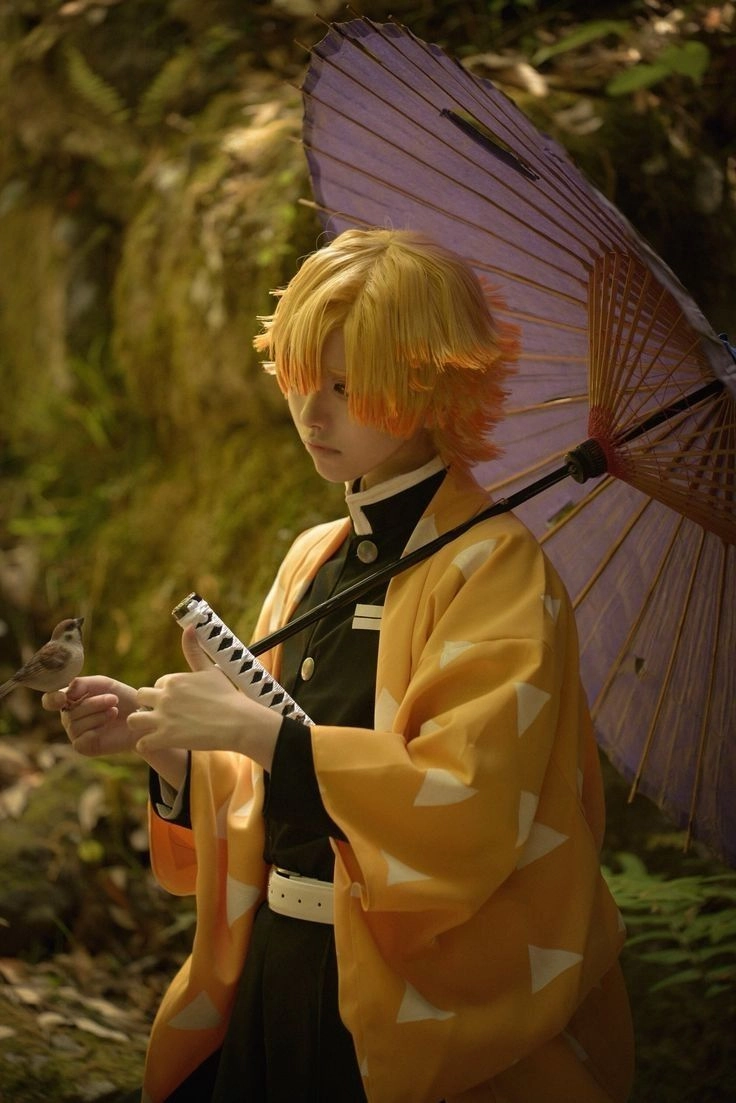 Zenitzu cosplay với tạo hình sống động như bước ra từ anime