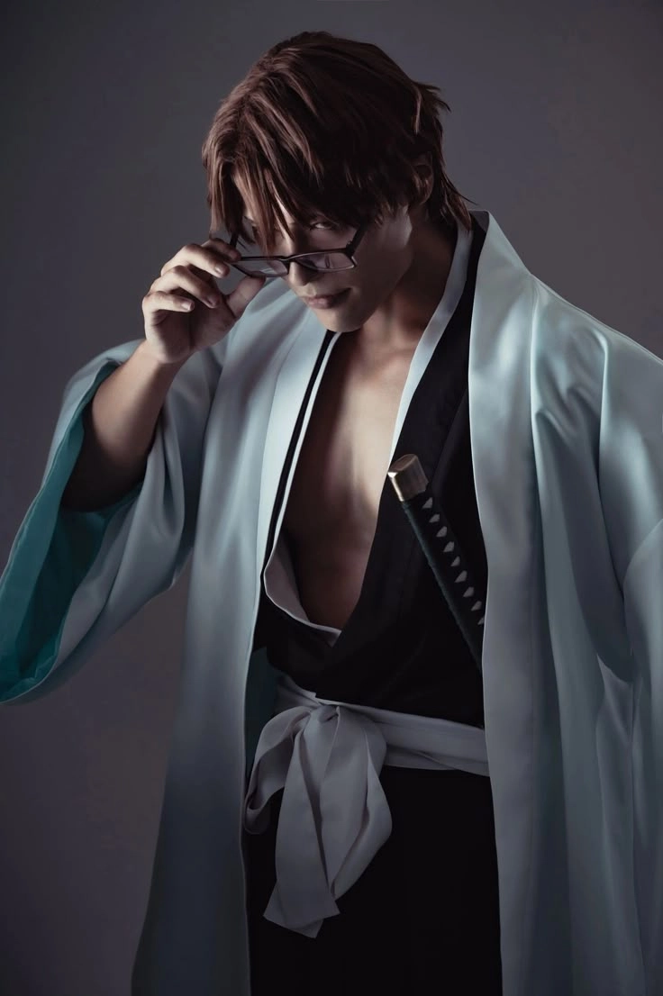 Aizen Sosuke cosplay tái hiện hình ảnh phản diện